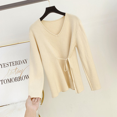 Női pulóver V-nyakkal és nyakkendővel