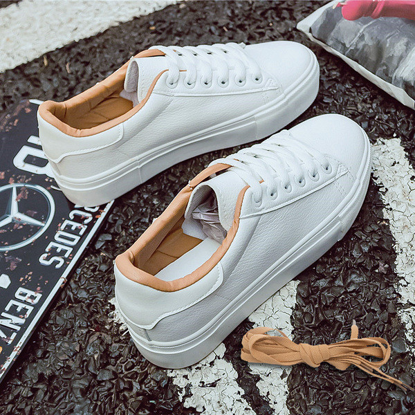 Fehér női tornacipő színes béléssel és fűzővel