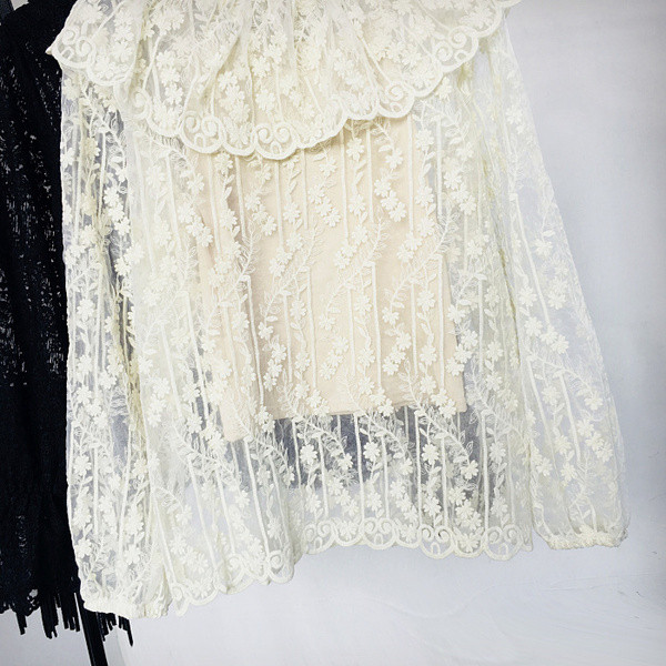 Bluză de damă din dantelă cu mâneci lungi în negru, alb și bej