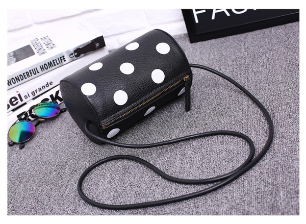 Öko bőrből készült női táska fekete színben, hosszú füllel