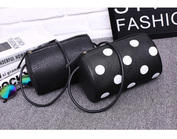 Öko bőrből készült női táska fekete színben, hosszú füllel