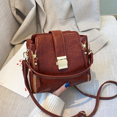 Eko bőrből készült női táska fém rögzítéssel