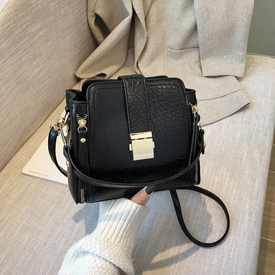 Eko bőrből készült női táska fém rögzítéssel