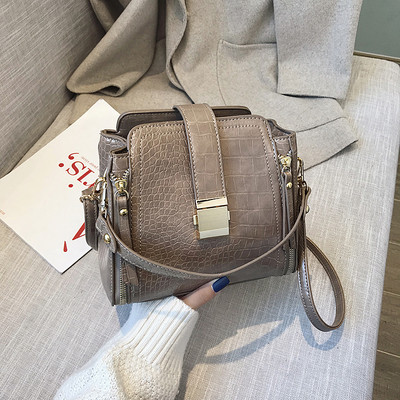 Eko bőrből készült női táska fém rögzítéssel