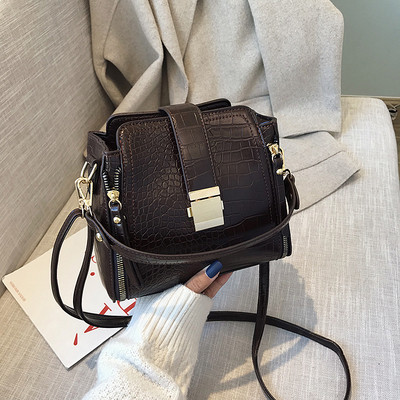 Eko bőrből készült női táska fém rögzítéssel