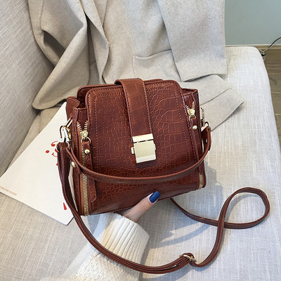 Eko bőrből készült női táska fém rögzítéssel