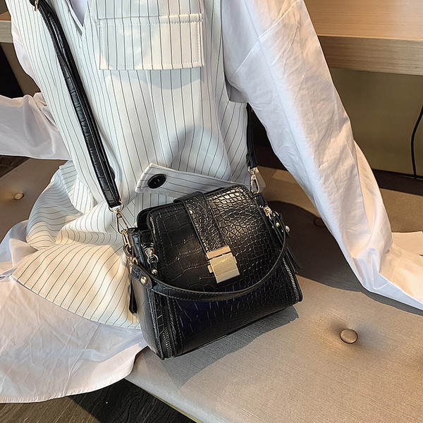 Eko bőrből készült női táska fém rögzítéssel