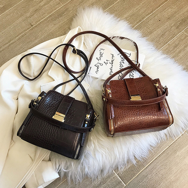 Eko bőrből készült női táska fém rögzítéssel