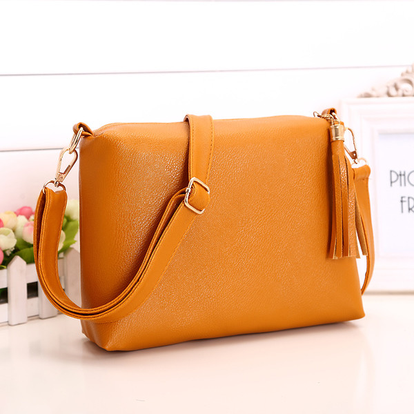 Geanta casual de dama cu ciucuri si maner lung