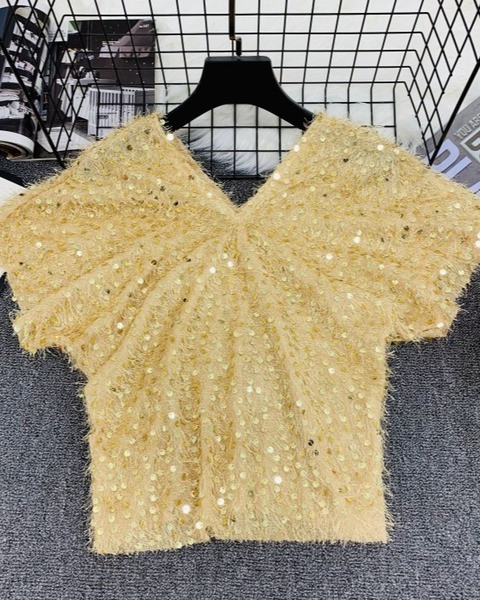 Κομψή γυναικεία μπλούζα με λαιμόκοψη και πούλιες σε κίτρινο, λευκό και μαύρο χρώμα