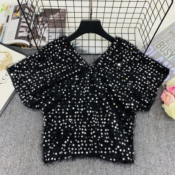 Κομψή γυναικεία μπλούζα με λαιμόκοψη και πούλιες σε κίτρινο, λευκό και μαύρο χρώμα