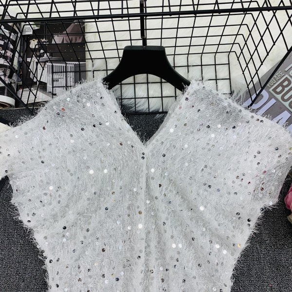 Κομψή γυναικεία μπλούζα με λαιμόκοψη και πούλιες σε κίτρινο, λευκό και μαύρο χρώμα