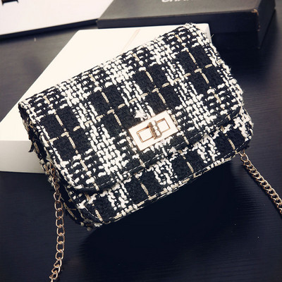 Geanta de dama moderna cu inchizator metalic si lant lung