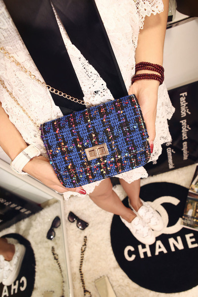 Geanta de dama moderna cu inchizator metalic si lant lung