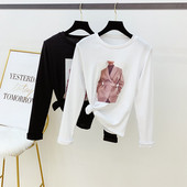 Γυναικεία μπλούζα με διακοσμητικά στοιχεία σε άσπρο και μαύρο χρώμα