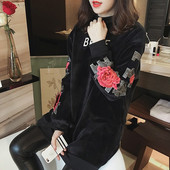 Modern női tunika fekete hímzéssel és felirattal