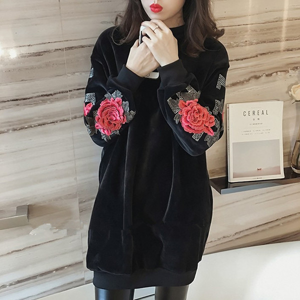 Modern női tunika fekete hímzéssel és felirattal