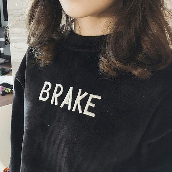 Modern női tunika fekete hímzéssel és felirattal