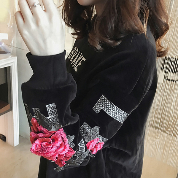 Modern női tunika fekete hímzéssel és felirattal