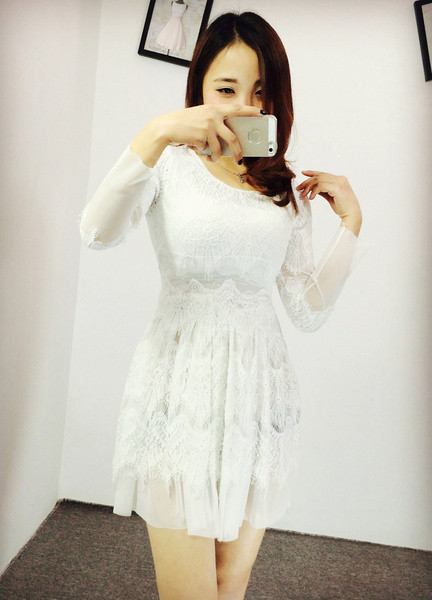 Rochie de dama moderna cu dantela si maneci lungi - model decupat