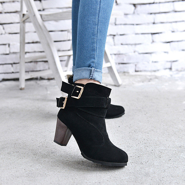 Elegáns női csizma vastag sarkú csattal, négy színben