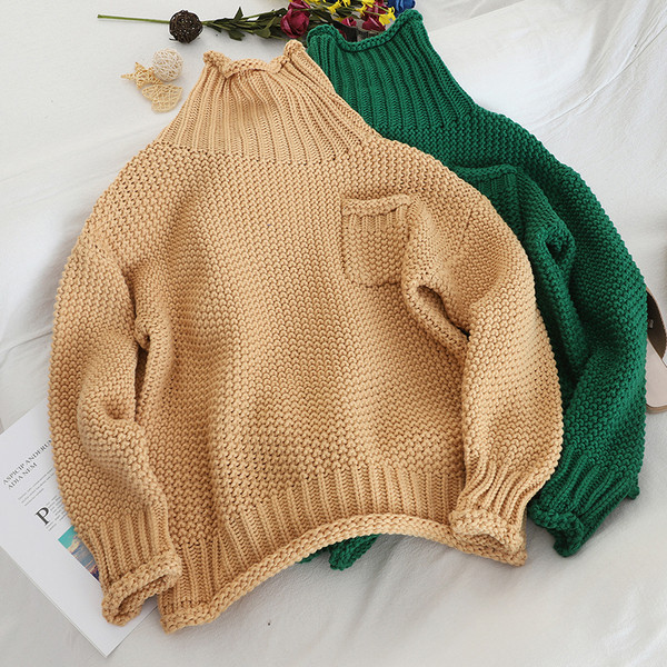 Aktuális női pulóver magas gallérral és zsebbel, különböző színekben