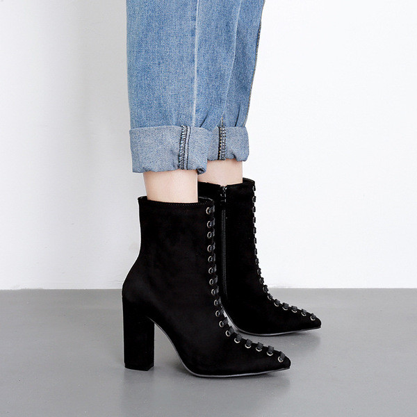 Ghete de dama moderne cu toc gros si sireturi in negru