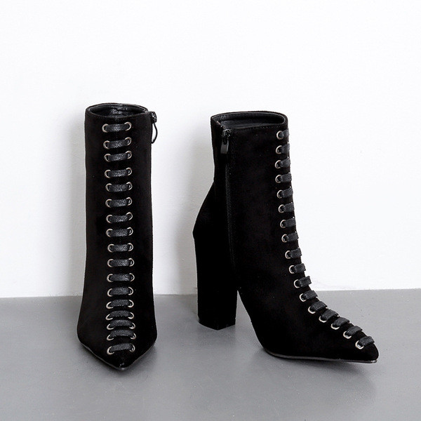 Ghete de dama moderne cu toc gros si sireturi in negru