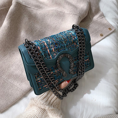 Geanta de dama moderna cu element metalic si maner lung in mai multe culori