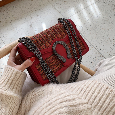 Geanta de dama moderna cu element metalic si maner lung in mai multe culori