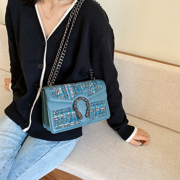 Geanta de dama moderna cu element metalic si maner lung in mai multe culori