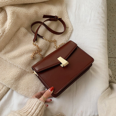 Stílusos női táska lánccal, négy színben