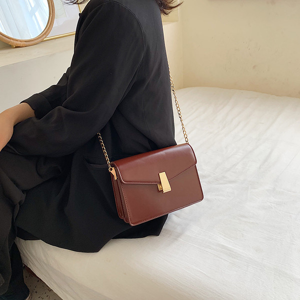 Stílusos női táska lánccal, négy színben