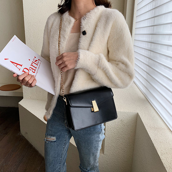 Stílusos női táska lánccal, négy színben