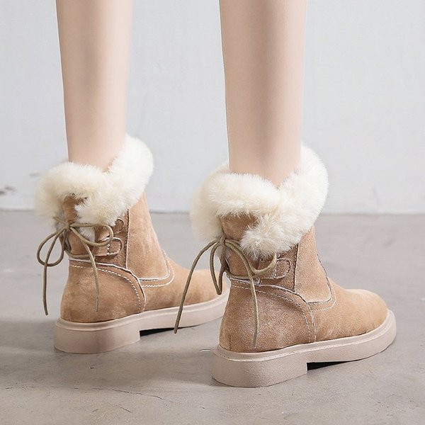 Modern női csizma eko bőrből, bézs és fekete pehelyszínnel