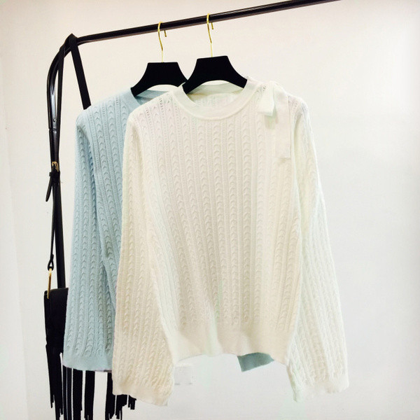 Pulover de dama cu decolteu rotund in rosu si alb