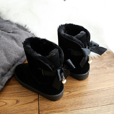 Γυναικείες  μοντέρνες μπότες με κορδέλα και πέρλες σε μπεζ και μαύρο χρώμα