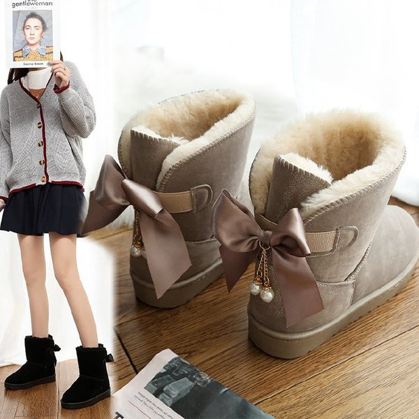 Γυναικείες  μοντέρνες μπότες με κορδέλα και πέρλες σε μπεζ και μαύρο χρώμα