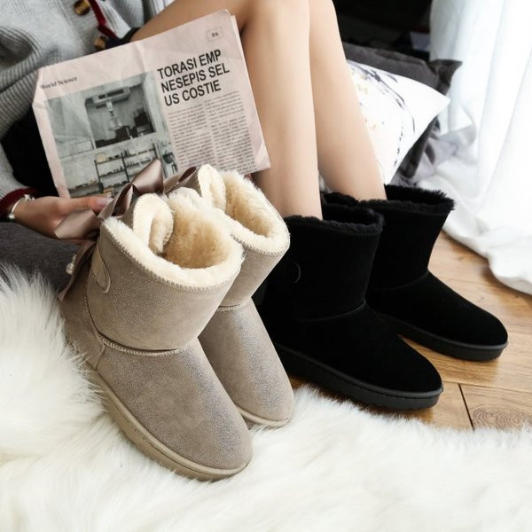 Γυναικείες  μοντέρνες μπότες με κορδέλα και πέρλες σε μπεζ και μαύρο χρώμα