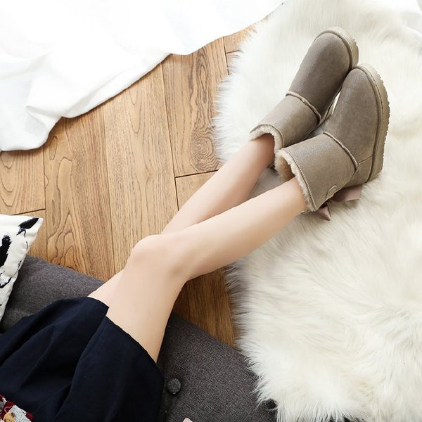 Γυναικείες  μοντέρνες μπότες με κορδέλα και πέρλες σε μπεζ και μαύρο χρώμα