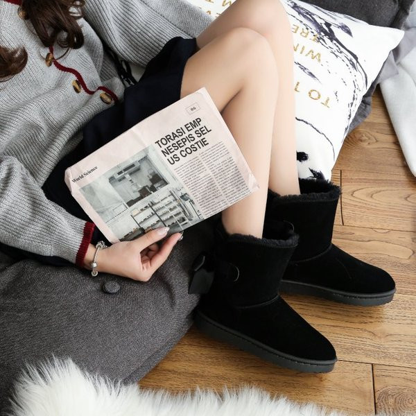 Γυναικείες  μοντέρνες μπότες με κορδέλα και πέρλες σε μπεζ και μαύρο χρώμα