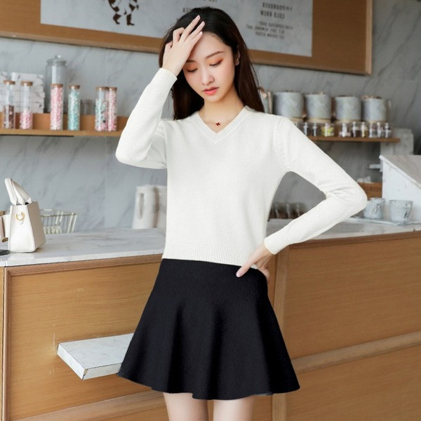 Pulover de dama modern cu decolteu spitz in mai multe culori - model scurt