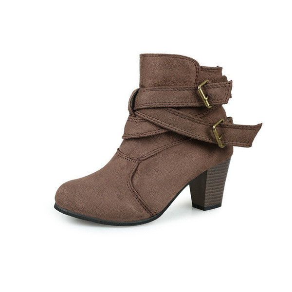 Modern női csizma vastag sarokkal és csattal fekete, barna és narancs színben