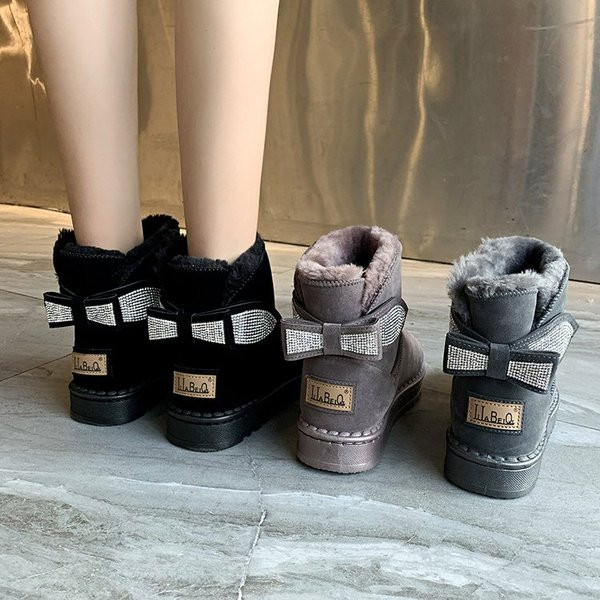 Μοντέρνες γυναικείες μπότες με επίπεδη σόλα και κορδέλα σε γκρι και μαύρο χρώμα