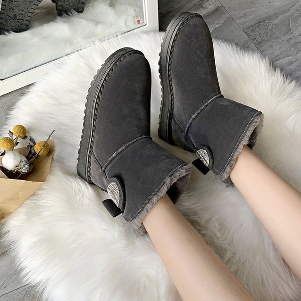 Μοντέρνες γυναικείες μπότες με επίπεδη σόλα και κορδέλα σε γκρι και μαύρο χρώμα