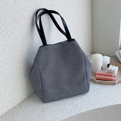 Γυναικεία μοντέρνα τσάντα σε δύο χρώματα