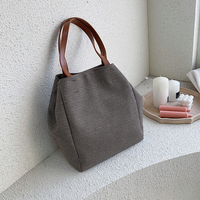 Γυναικεία μοντέρνα τσάντα σε δύο χρώματα