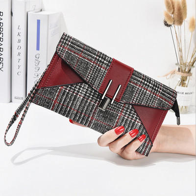 Női pénztárca fém csattal és fogantyúval