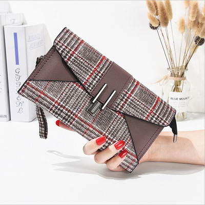 Női pénztárca fém csattal és fogantyúval