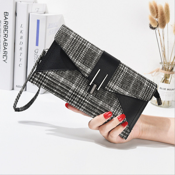 Női pénztárca fém csattal és fogantyúval